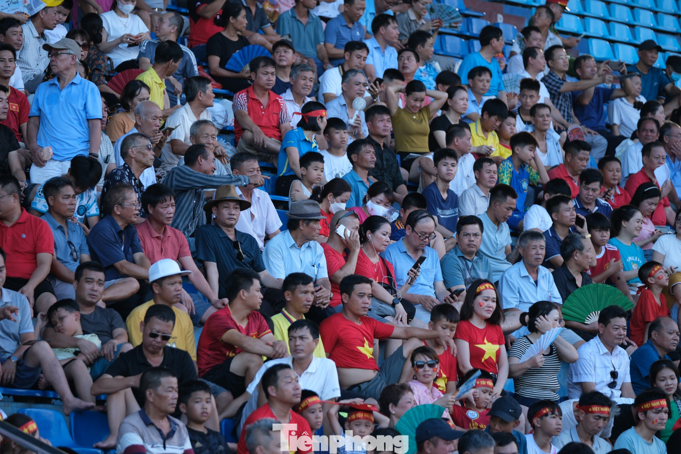 Người hâm mộ rất mong chờ một màn trình diễn ấn tượng của thầy trò HLV Troussier. Người hâm mộ rất mong chờ một màn trình diễn ấn tượng của thầy trò HLV Troussier.