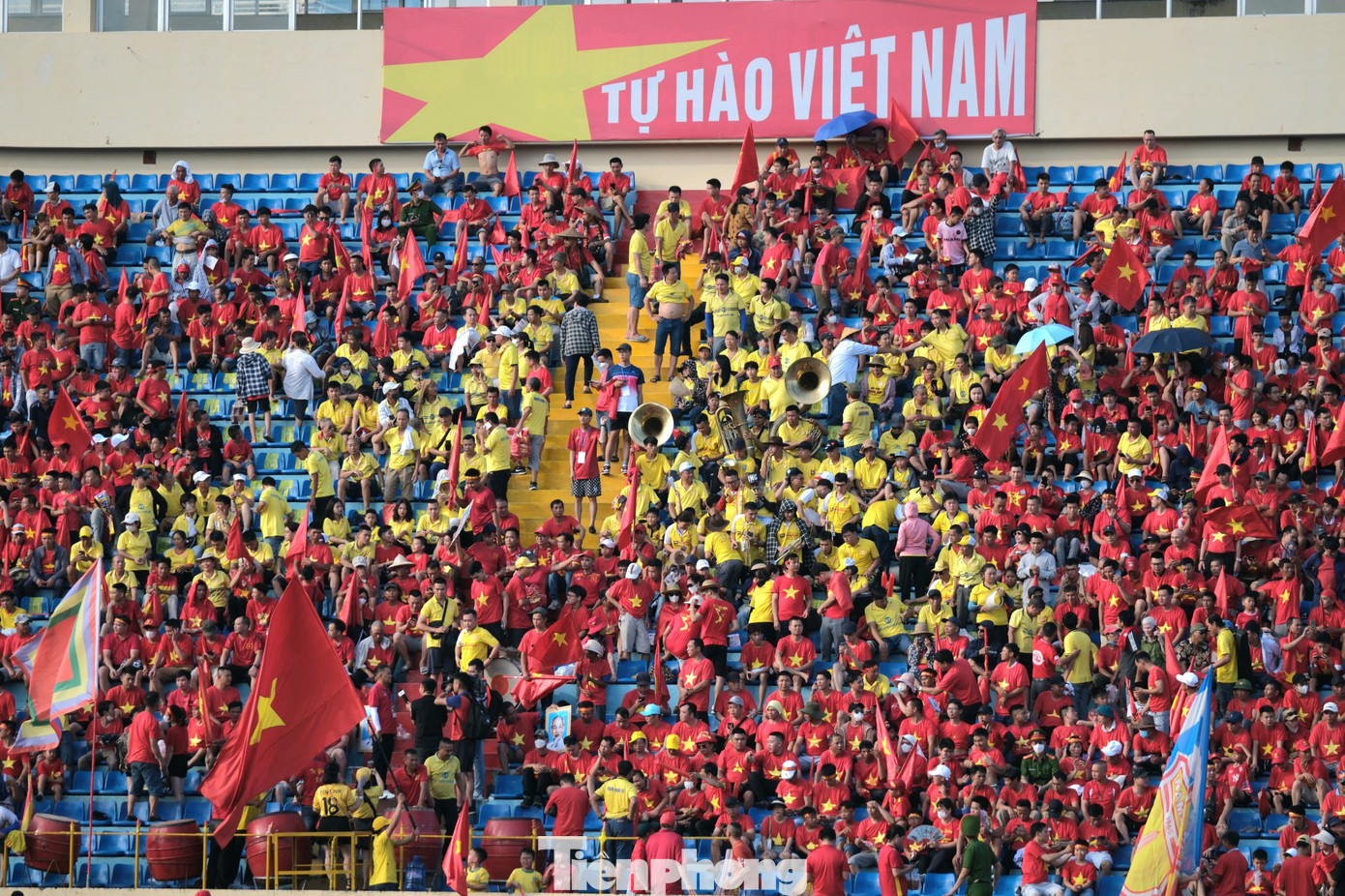 Đại kỳ đã hình thành trên khán đài B, với hàng trăm người hâm mộ mặc trang phục đỏ, vàng. Đại kỳ đã hình thành trên khán đài B, với hàng trăm người hâm mộ mặc trang phục đỏ, vàng.