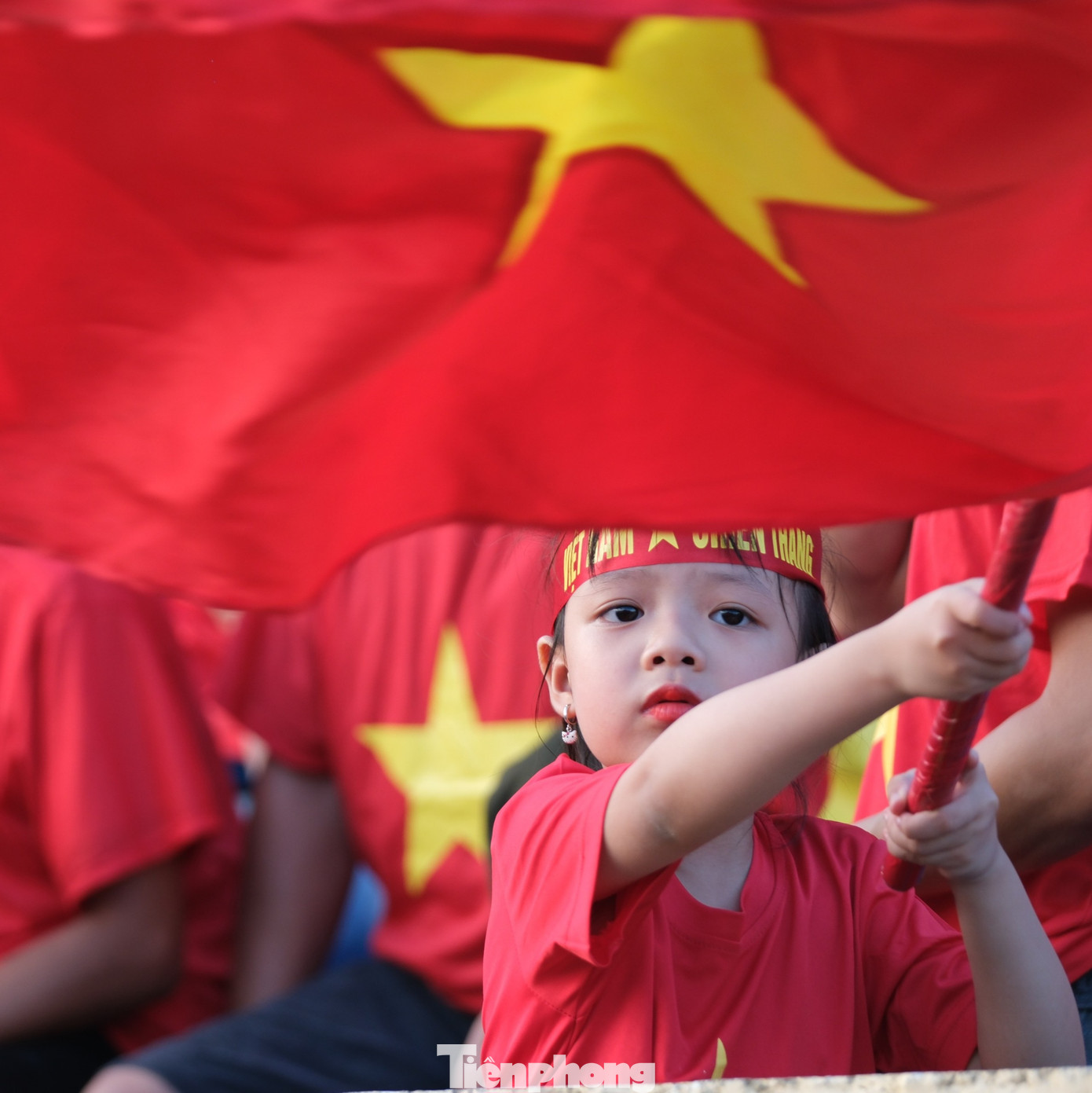 Em bé dễ thương phất quốc kỳ trên khán đài, khuấy động bầu không khí rộn rã. Em bé dễ thương phất quốc kỳ trên khán đài, khuấy động bầu không khí rộn rã.