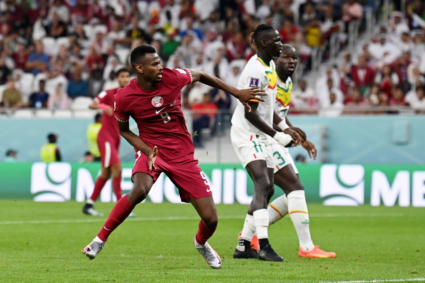 World Cup 2022: Thua Senegal 1-3, Qatar trở thành khán giả chỉ sau 2 lượt trận ảnh 23