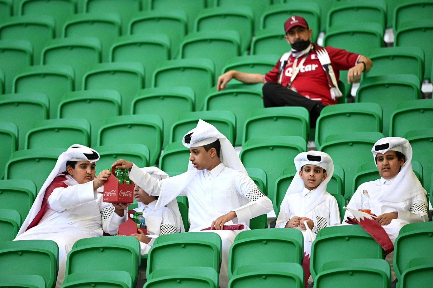 World Cup 2022: Thua Senegal 1-3, Qatar trở thành khán giả chỉ sau 2 lượt trận ảnh 16