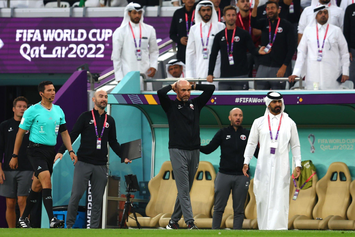 World Cup 2022: Thua Senegal 1-3, Qatar trở thành khán giả chỉ sau 2 lượt trận ảnh 15