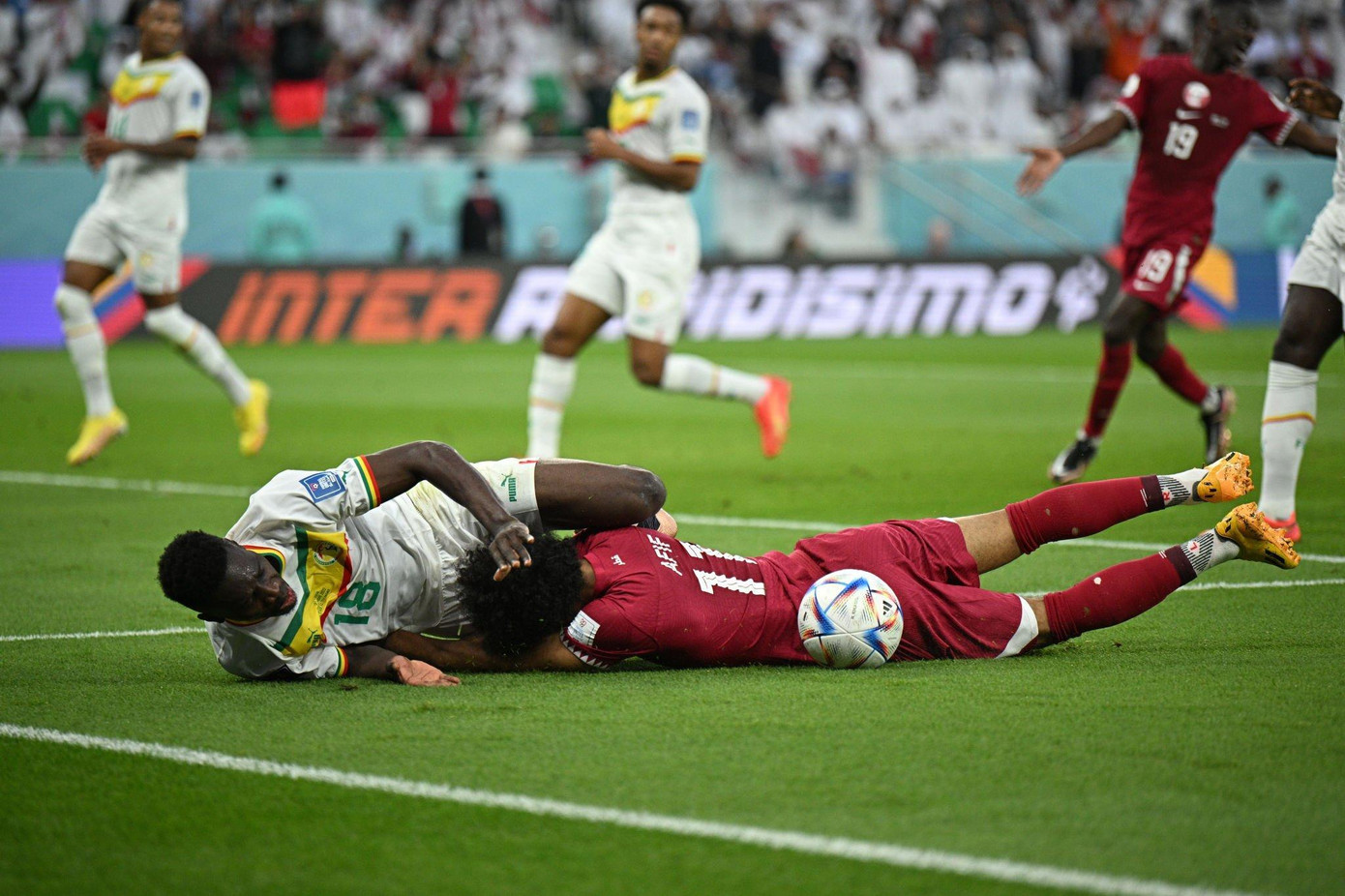 World Cup 2022: Thua Senegal 1-3, Qatar trở thành khán giả chỉ sau 2 lượt trận ảnh 13