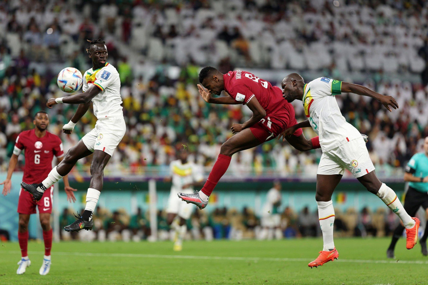 World Cup 2022: Thua Senegal 1-3, Qatar trở thành khán giả chỉ sau 2 lượt trận ảnh 22