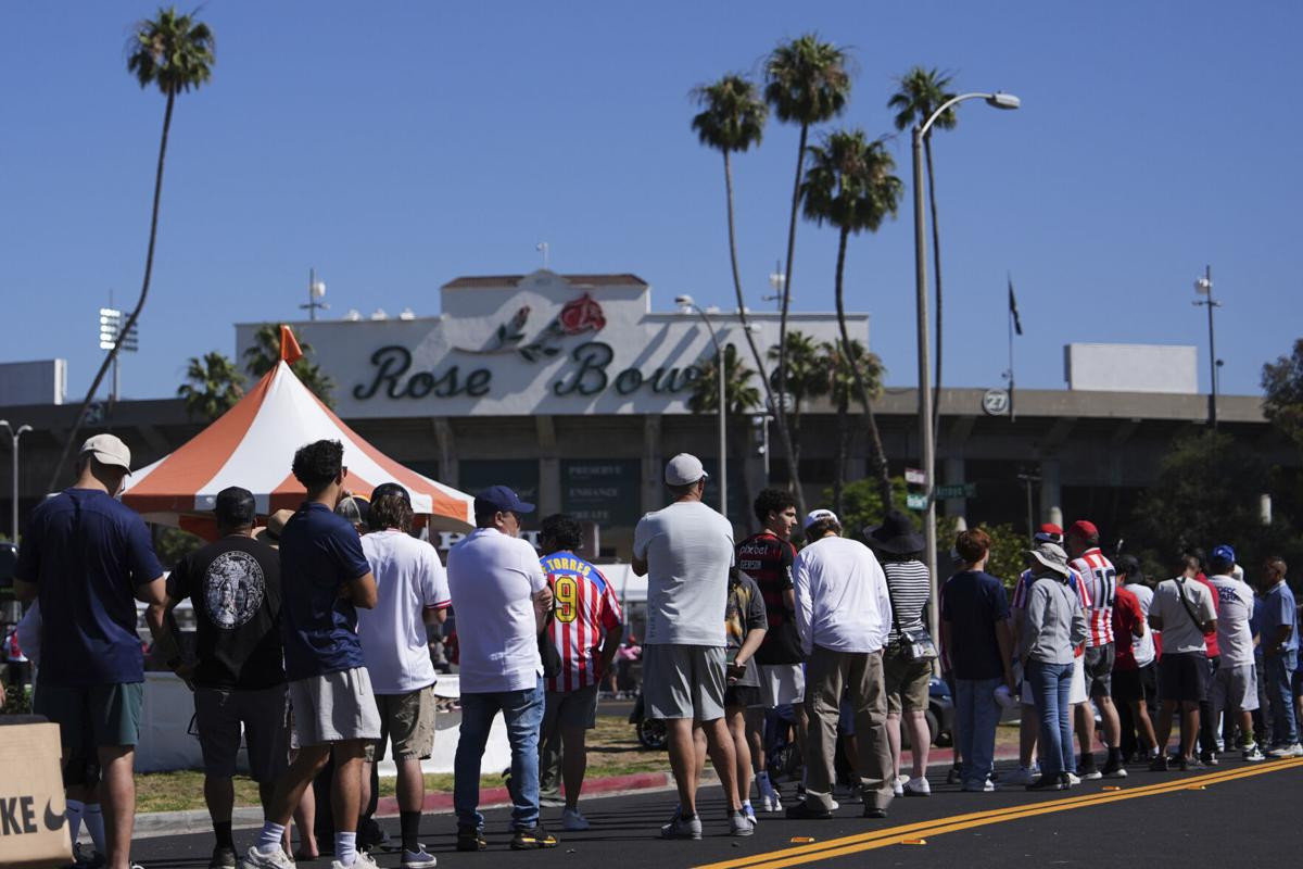 Người hâm mộ xếp hàng dài ở Rose Bowl.