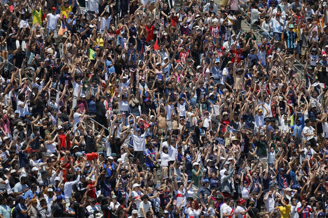 Người hâm mộ đã trải qua nắng nóng gay gắt khi trận đấu diễn ra vào giữa trưa.