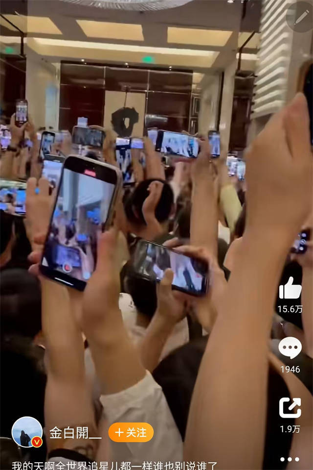 Người hâm mộ Trung Quốc tràn vào khách sạn khiến các cầu thủ bị kẹt bên trong. Người hâm mộ Trung Quốc tràn vào khách sạn khiến các cầu thủ bị kẹt bên trong.