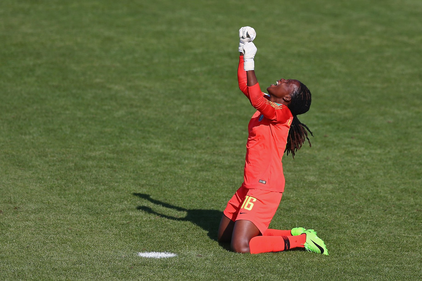 Không ít lần Nnadozie khóc trên sân cỏ, vì hạnh phúc và vì những gì đã trải qua. (Ảnh: Getty Images) Không ít lần Nnadozie khóc trên sân cỏ, vì hạnh phúc và vì những gì đã trải qua. (Ảnh: Getty Images)