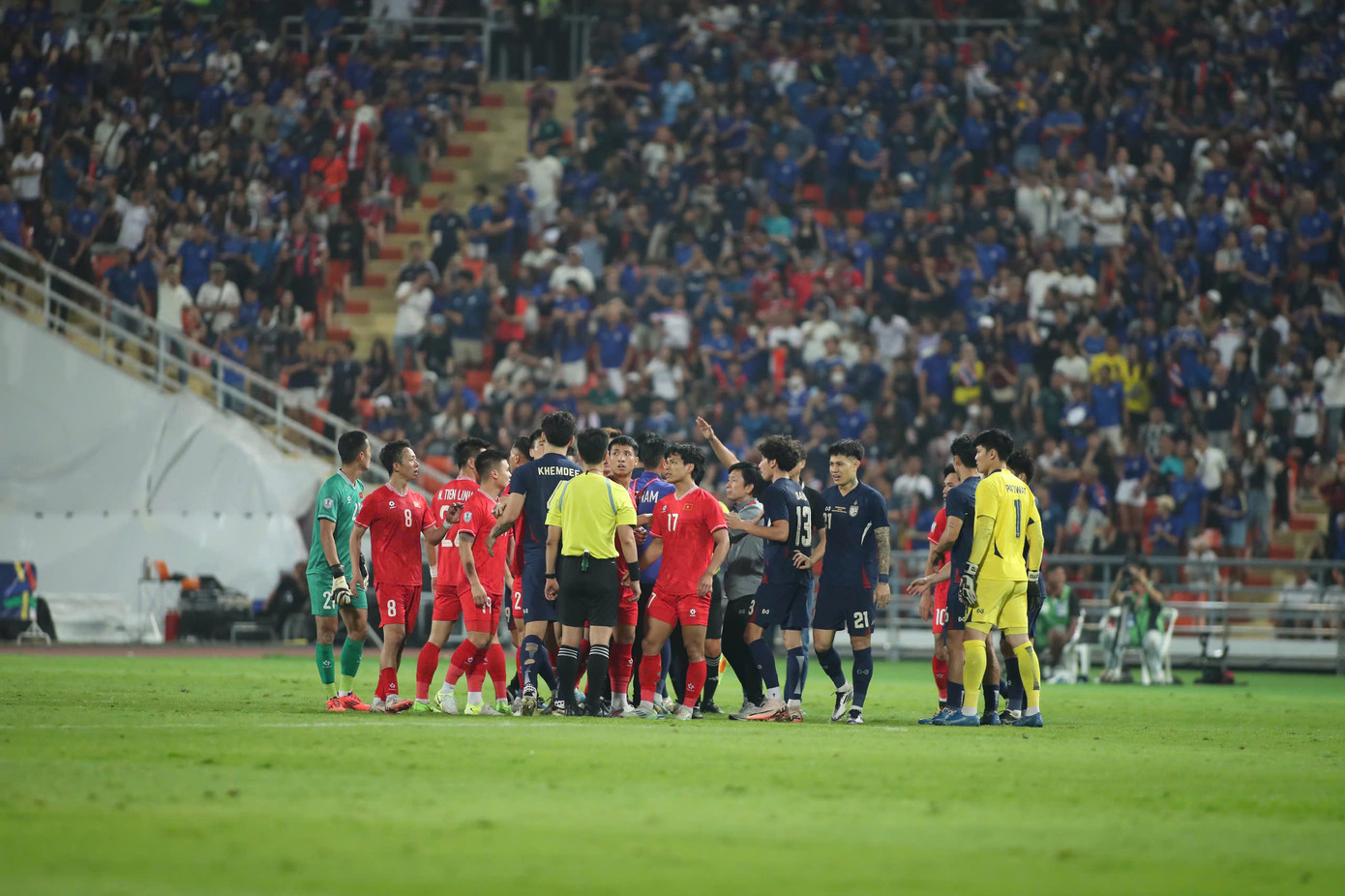 Xuân Son chấn thương cùng bàn thắng xấu xí của Thái Lan khiến ĐT Việt Nam rơi vào tận cùng khó khăn. (Ảnh: Phạm Hoàng - Ngọc Tú) Xuân Son chấn thương cùng bàn thắng xấu xí của Thái Lan khiến ĐT Việt Nam rơi vào tận cùng khó khăn. (Ảnh: Phạm Hoàng - Ngọc Tú)