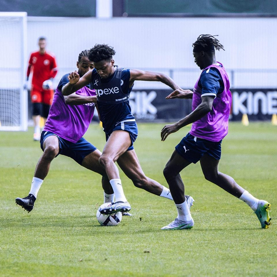 Các cầu thủ Pau FC trên sân tập trước trận đấu với Dijon. (Ảnh: Pau FC) Các cầu thủ Pau FC trên sân tập trước trận đấu với Dijon. (Ảnh: Pau FC)