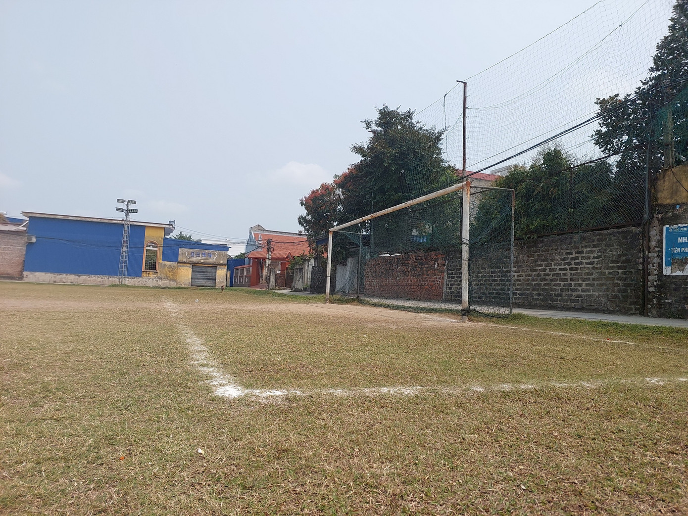 Ông Nguyễn Văn Vượt trên sân bóng Quốc Việt từng chơi khi còn là cậu bé.