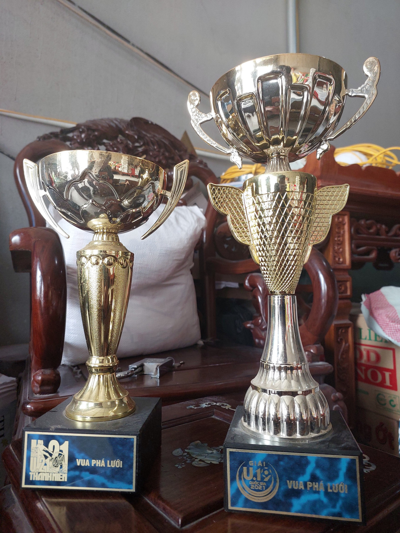 Những chiếc Cúp trong bộ sưu tập danh hiệu đồ sộ của Quốc Việt.