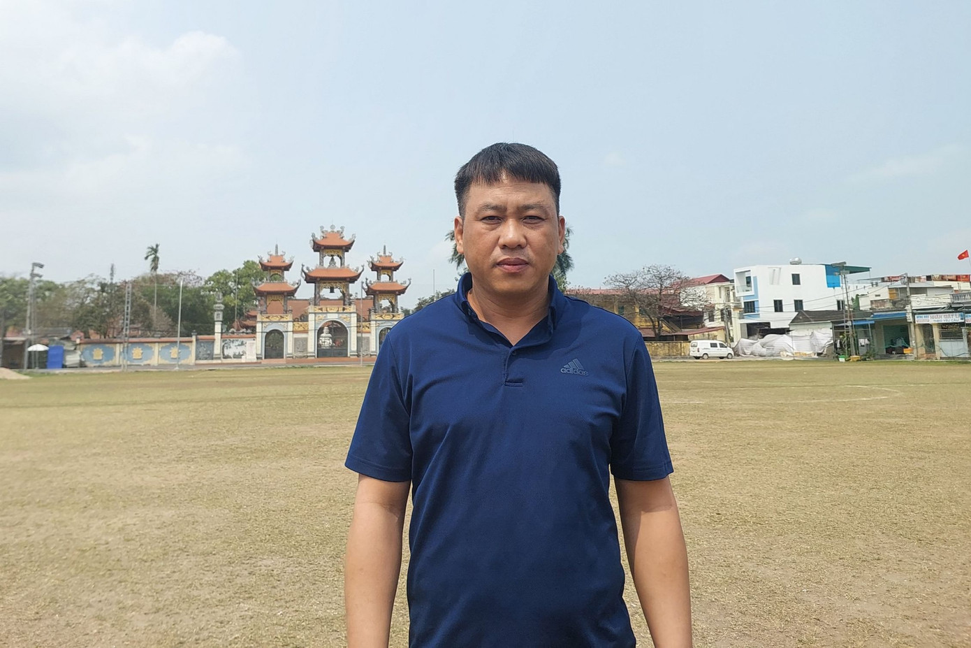 Ông Nguyễn Văn Vượt trên sân bóng Quốc Việt từng chơi khi còn là cậu bé.