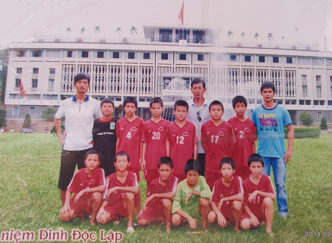 Quốc Việt trong màu áo đội trẻ U11 Hải Dương, bên cạnh Văn Khang, Văn Trường.