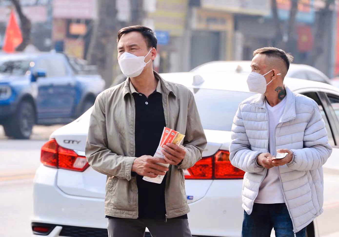 5 tiếng trước giờ thi đấu, dân phe vé vẫn đang tích cực tìm khách.