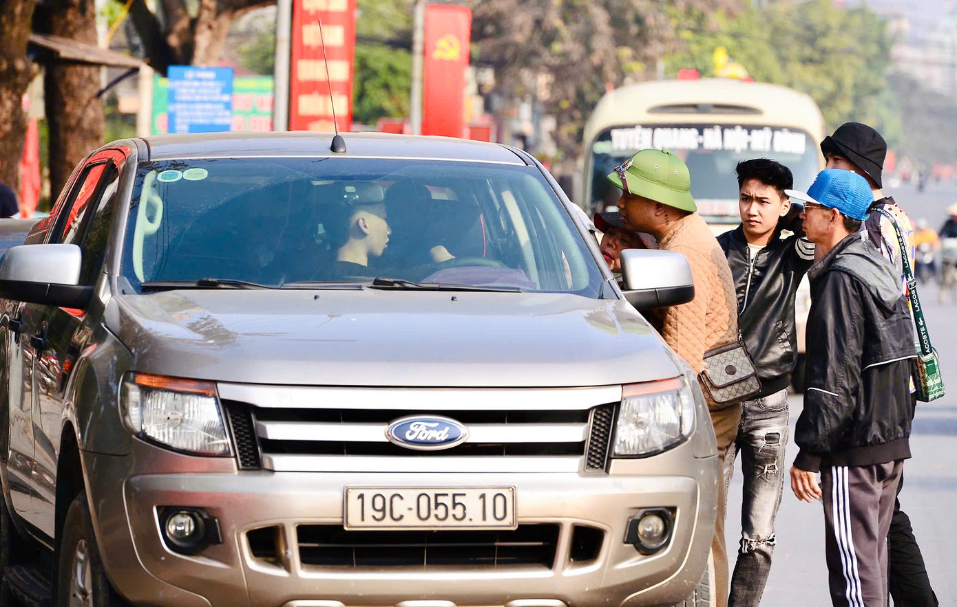 Nhưng dân phe chủ yếu bán vé khán đài B và C, D, với mức giá mềm hơn. Nhưng dân phe chủ yếu bán vé khán đài B và C, D, với mức giá mềm hơn.