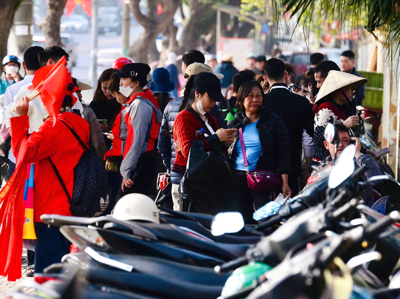 Vì vậy trận này, lượng vé ôm vào không nhiều, đặc biệt vé khán đài A cũng khá hiếm. Vì vậy trận này, lượng vé ôm vào không nhiều, đặc biệt vé khán đài A cũng khá hiếm.