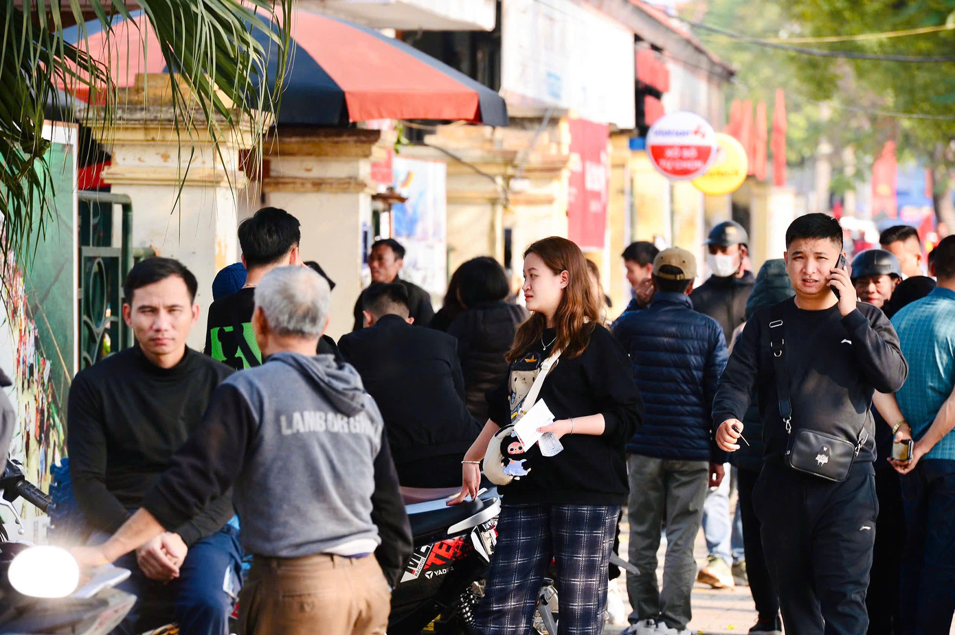 Trong ngày thi đấu, giá vé chợ đen của trận chung kết được bán ra tương đương với giá vé trận bán kết lượt về cách đây ít ngày. Trong ngày thi đấu, giá vé chợ đen của trận chung kết được bán ra tương đương với giá vé trận bán kết lượt về cách đây ít ngày.