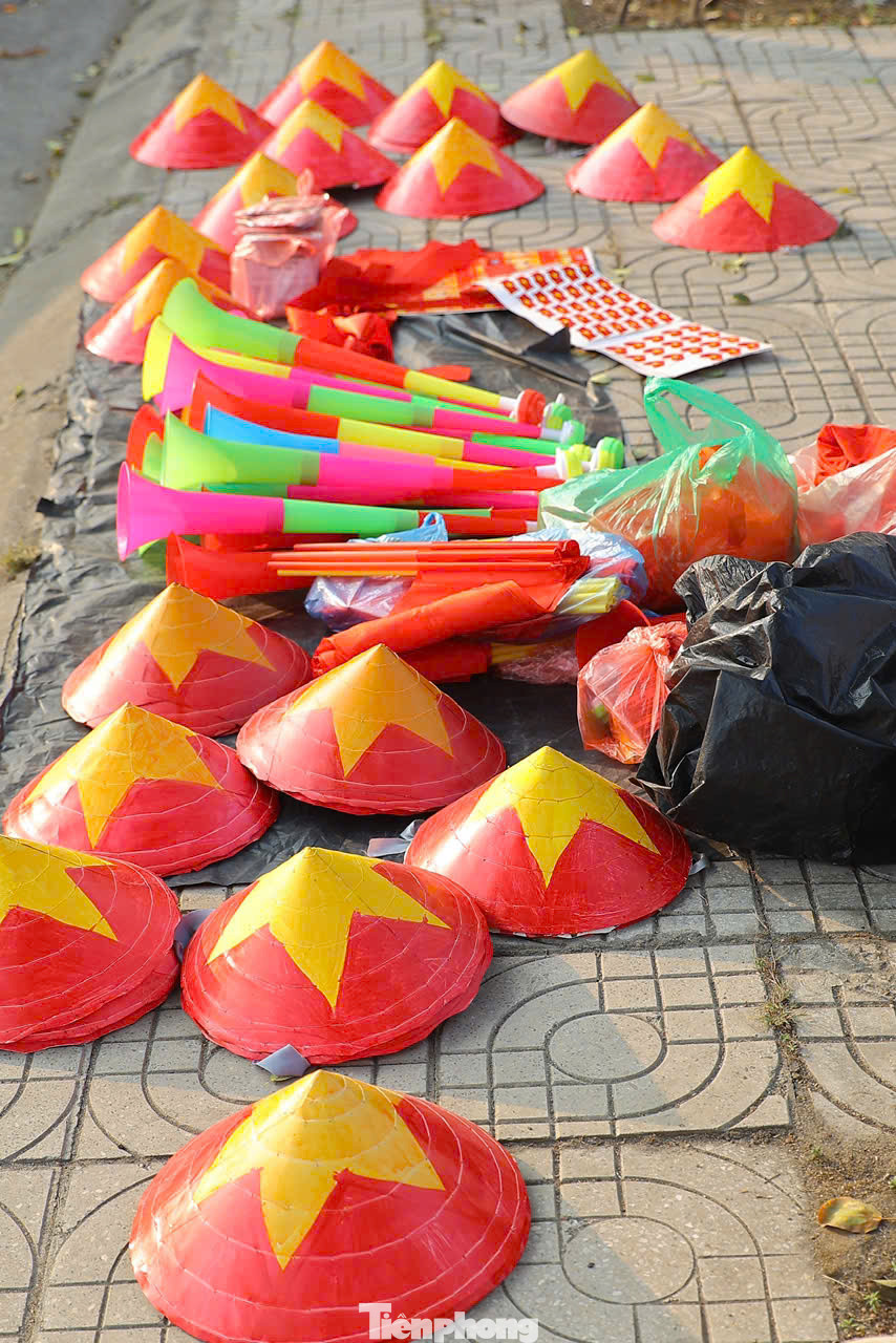 Kèn cũng có giá tương đương. Tuy nhiên chiếc to đắt hơn 10.000 đồng. Kể từ khi xuất hiện lần đầu vào năm 2010 tại World Cup ở Nam Phi, âm lượng khủng của kèn vuvuzela trở nên phổ biến ở khắp các sân vận động trên thế giới, bao gồm Việt Nam. Kèn cũng có giá tương đương. Tuy nhiên chiếc to đắt hơn 10.000 đồng. Kể từ khi xuất hiện lần đầu vào năm 2010 tại World Cup ở Nam Phi, âm lượng khủng của kèn vuvuzela trở nên phổ biến ở khắp các sân vận động trên thế giới, bao gồm Việt Nam.