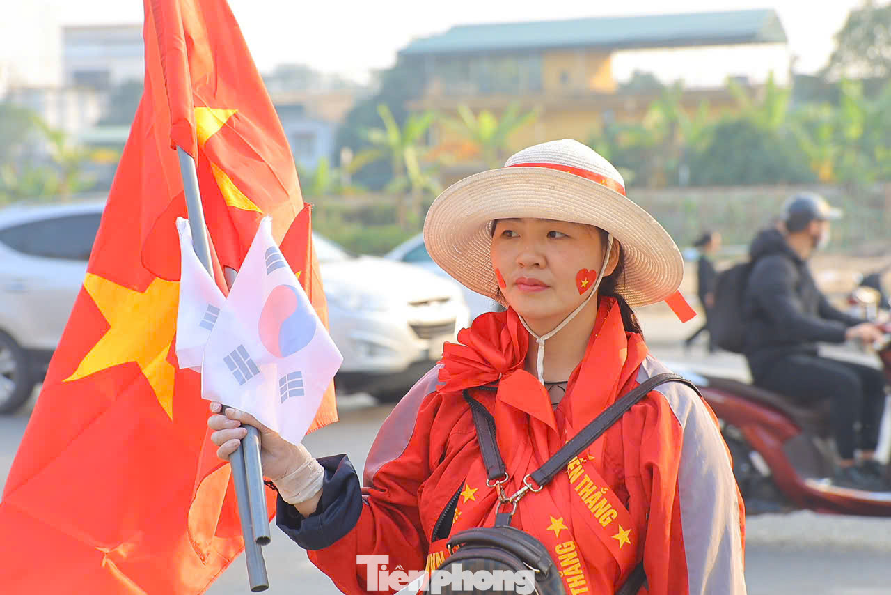 Cờ Tổ quốc là thứ không thể thiếu của người hâm mộ Việt Nam trong các trận đấu. Giống như thời HLV Park Hang-seo, khi HLV Kim Sang-sik dẫn dắt ĐT Việt Nam, bên cạnh lá cờ đỏ còn có cả cờ Hàn Quốc. Những lá cờ nhỏ được bán với giá 20.000 đồng, trong khi lá cờ to có giá 100.000 đồng. Cờ Tổ quốc là thứ không thể thiếu của người hâm mộ Việt Nam trong các trận đấu. Giống như thời HLV Park Hang-seo, khi HLV Kim Sang-sik dẫn dắt ĐT Việt Nam, bên cạnh lá cờ đỏ còn có cả cờ Hàn Quốc. Những lá cờ nhỏ được bán với giá 20.000 đồng, trong khi lá cờ to có giá 100.000 đồng.