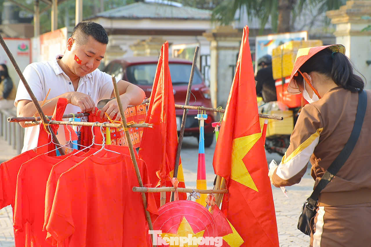 Ngoài ra, áo đỏ sao vàng, nón và kèn vuvuzela cũng là những món đồ được cổ động viên yêu thích. Ngoài ra, áo đỏ sao vàng, nón và kèn vuvuzela cũng là những món đồ được cổ động viên yêu thích.