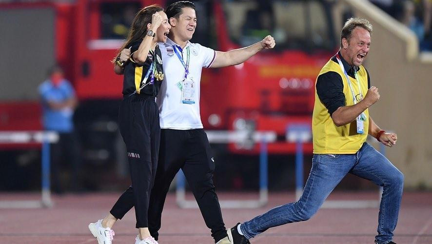 Sự phấn khích tột độ của Madam Pang và HLV Mano Polking trong chiến thắng trước Singapore. (Ảnh: Facebook Madam Pang)