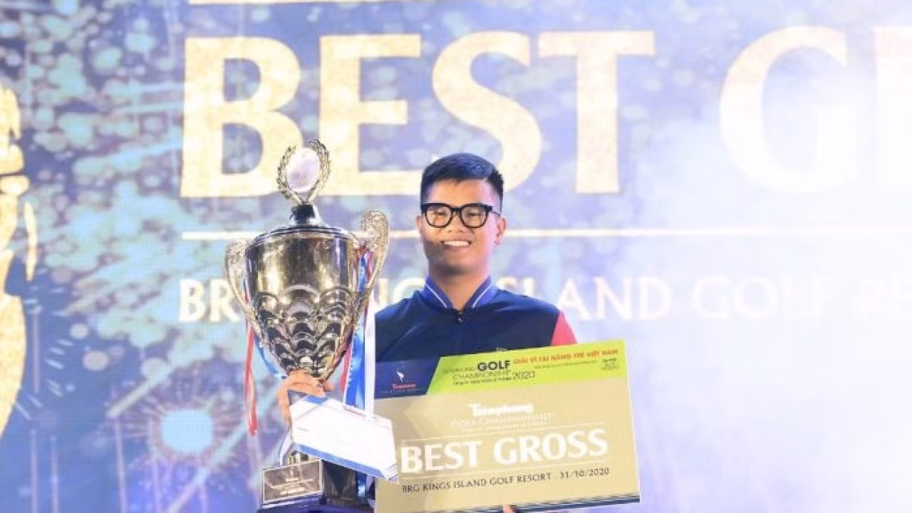 Nhà vô địch Tiền Phong Golf Championship 2020 Nguyễn Nhất Long.