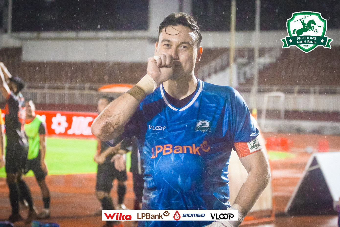 Thủ môn 31 tuổi và bà xã Bùi Thị Yến Xuân chuẩn bị đón con đầu lòng. Thủ môn 31 tuổi và bà xã Bùi Thị Yến Xuân chuẩn bị đón con đầu lòng.