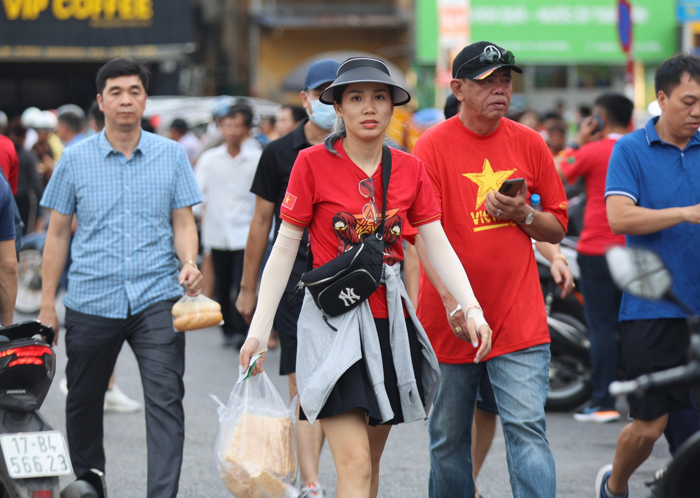 Tuy nhiên, tình yêu bóng đá và niềm vui cổ vũ đội tuyển vẫn bùng cháy, đưa đoàn người kéo về cổng sân Lạch Tray.