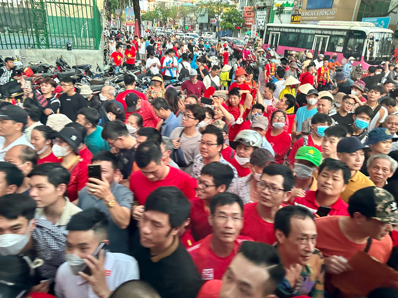 Dòng người tạo nên bầu không khí vô cùng sôi động, đúng như Chủ tịch CLB Hải Phòng Trần Văn Hoàn mong muốn. Ông nói ngay trước sân Lạch Tray: &quot;Chúng tôi muốn tất cả thấy sự cuồng nhiệt của người dân Hải Phòng để sau này, sân Lạch Tray sẽ đón ĐT Việt Nam thêm nhiều lần nữa&quot;.