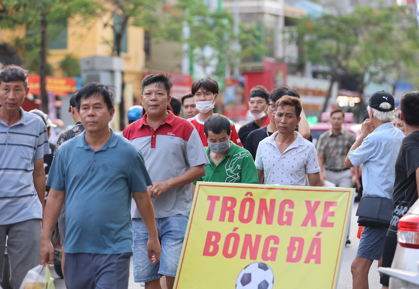 Dịch vụ trông xe cũng tăng giá dịp này. Từ 20 ngàn/xe máy ngày thường đã nâng lên 50 ngàn đồng.