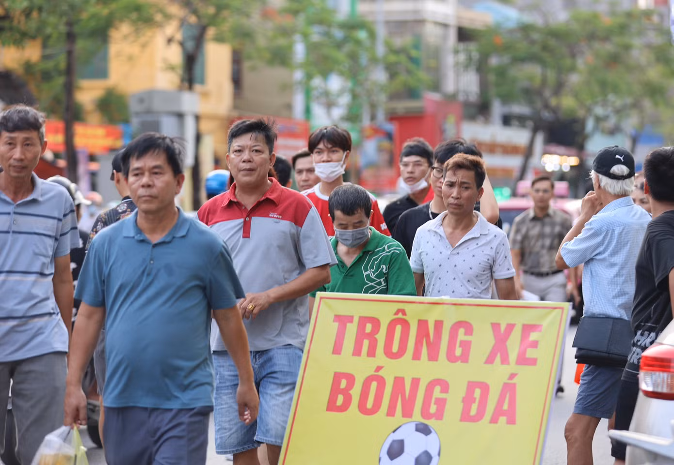 Dịch vụ trông xe cũng tăng giá dịp này. Từ 20 ngàn/xe máy ngày thường đã nâng lên 50 ngàn đồng.