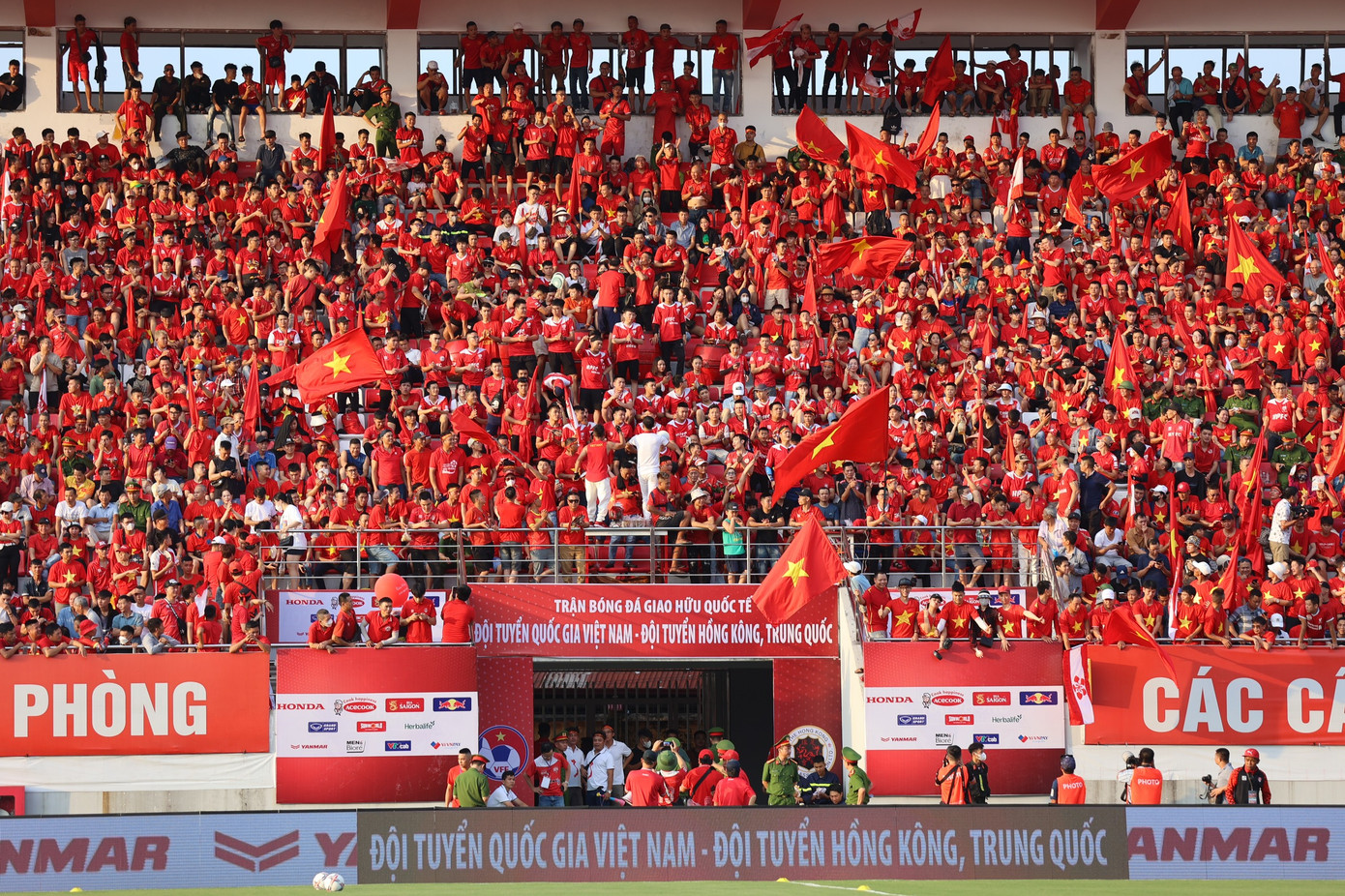 Khán đài Lạch Tray rực đỏ, hứa hẹn một buổi tối bùng cháy cùng đội tuyển Việt Nam.