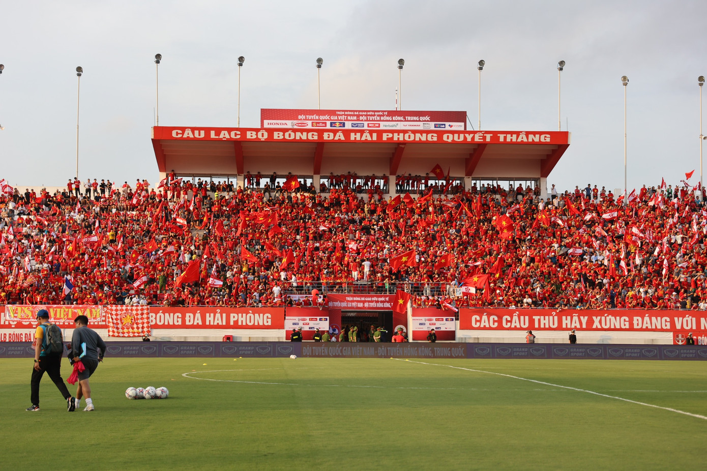 Khán đài Lạch Tray rực đỏ, hứa hẹn một buổi tối bùng cháy cùng đội tuyển Việt Nam.