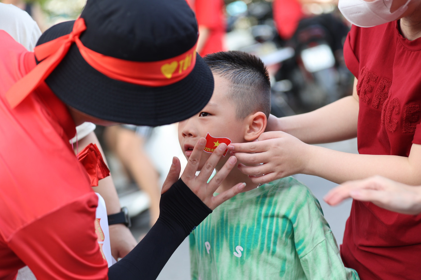 Mặc dù trận giao hữu giữa ĐT Việt Nam và Hồng Kông (Trung Quốc) bắt đầu vào lúc 19h30, nhưng từ khoảng 16h00, dòng người đã đổ về sân Lạch Tray.