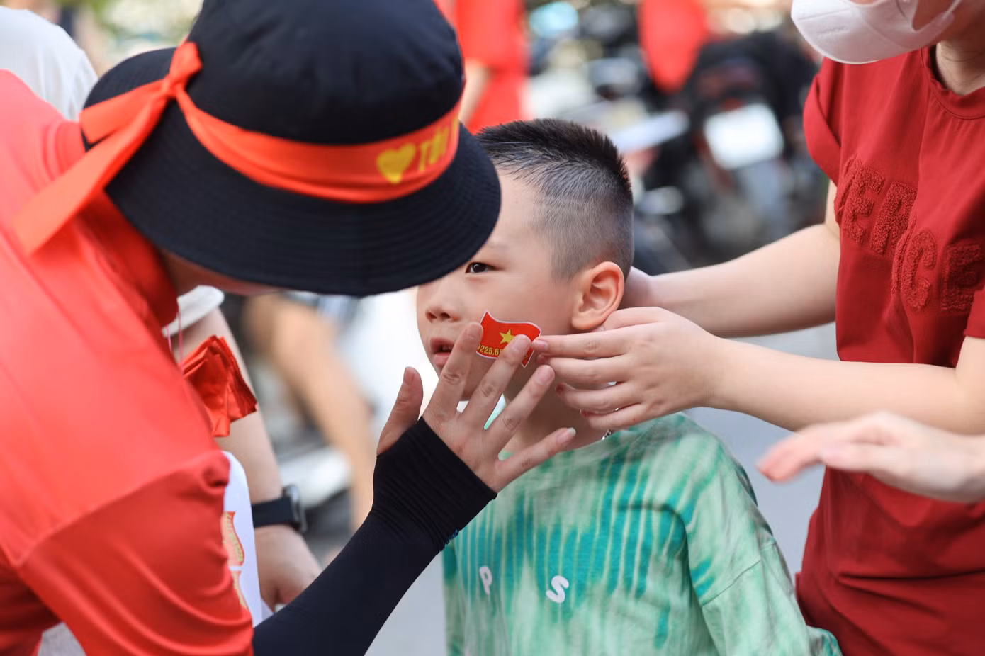 Mặc dù trận giao hữu giữa ĐT Việt Nam và Hồng Kông (Trung Quốc) bắt đầu vào lúc 19h30, nhưng từ khoảng 16h00, dòng người đã đổ về sân Lạch Tray.