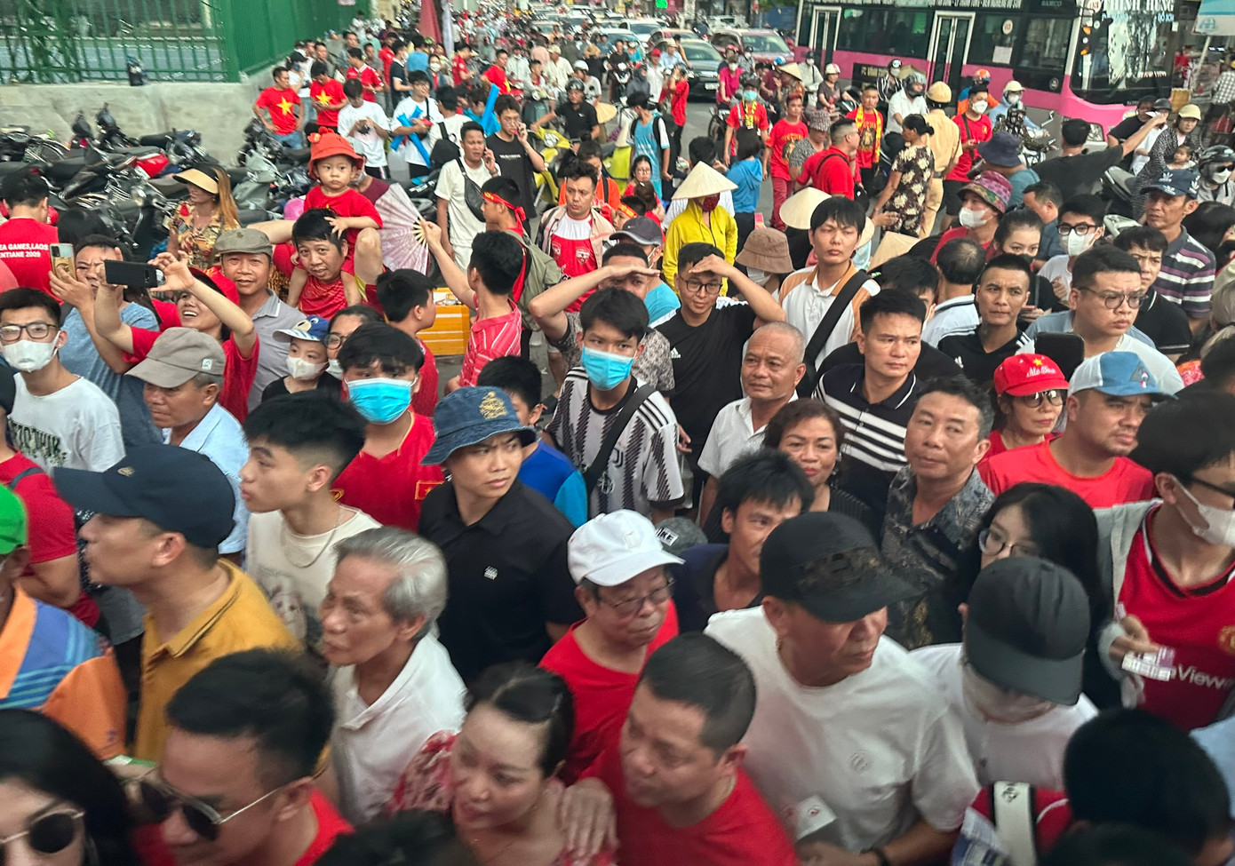 Dòng người tạo nên bầu không khí vô cùng sôi động, đúng như Chủ tịch CLB Hải Phòng Trần Văn Hoàn mong muốn. Ông nói ngay trước sân Lạch Tray: &quot;Chúng tôi muốn tất cả thấy sự cuồng nhiệt của người dân Hải Phòng để sau này, sân Lạch Tray sẽ đón ĐT Việt Nam thêm nhiều lần nữa&quot;.