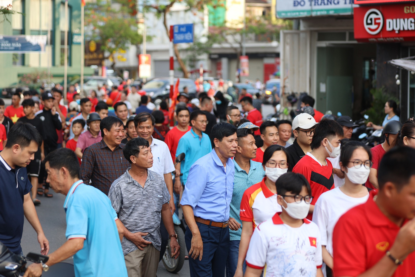 Dòng người tạo nên bầu không khí vô cùng sôi động, đúng như Chủ tịch CLB Hải Phòng Trần Văn Hoàn mong muốn. Ông nói ngay trước sân Lạch Tray: &quot;Chúng tôi muốn tất cả thấy sự cuồng nhiệt của người dân Hải Phòng để sau này, sân Lạch Tray sẽ đón ĐT Việt Nam thêm nhiều lần nữa&quot;.