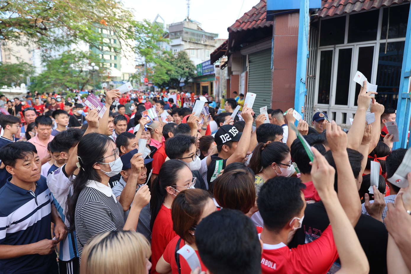 Rất nhiều khán giả mong muốn chứng kiến trận ra mắt của HLV Troussier, vì vậy sẵn sàng bỏ thêm tiền để mua vé chợ đen. Sát giờ đấu, tấm vé khán đài A rơi vào khoảng từ 700 ngàn đến 1 triệu đồng.