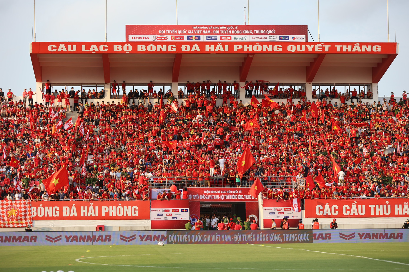 Khán đài Lạch Tray rực đỏ, hứa hẹn một buổi tối bùng cháy cùng đội tuyển Việt Nam.