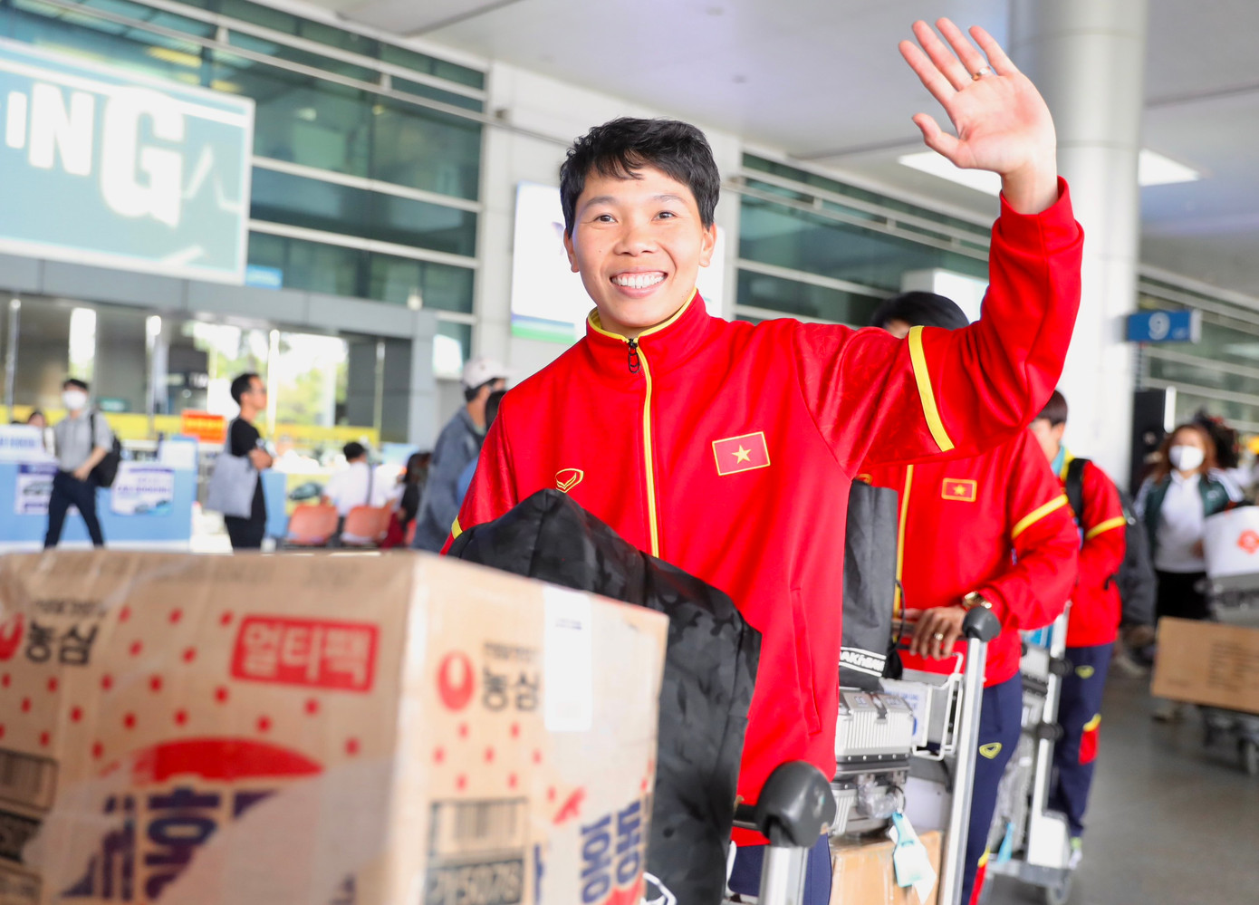 Mừng về nhà, các cô gái kim cương! ảnh 44