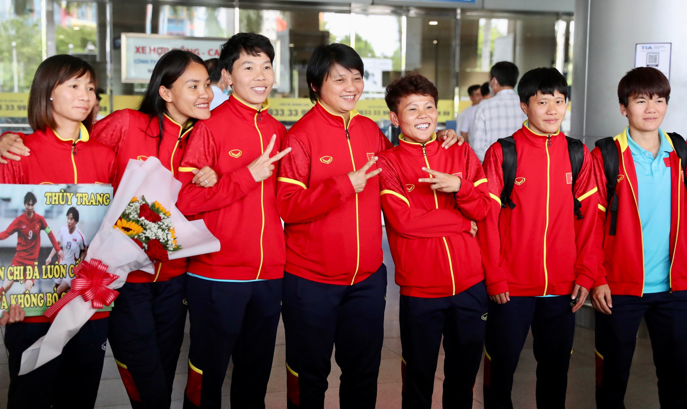 Mừng về nhà, các cô gái kim cương! ảnh 40