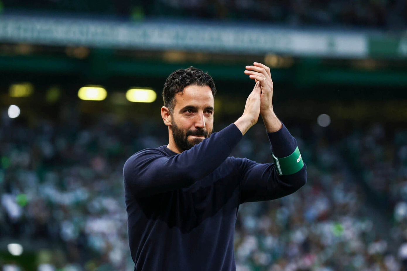 Amorim vỗ tay đáp lại người hâm mộ Sporting sau khi nhận lời dẫn dắt MU. Amorim vỗ tay đáp lại người hâm mộ Sporting sau khi nhận lời dẫn dắt MU.