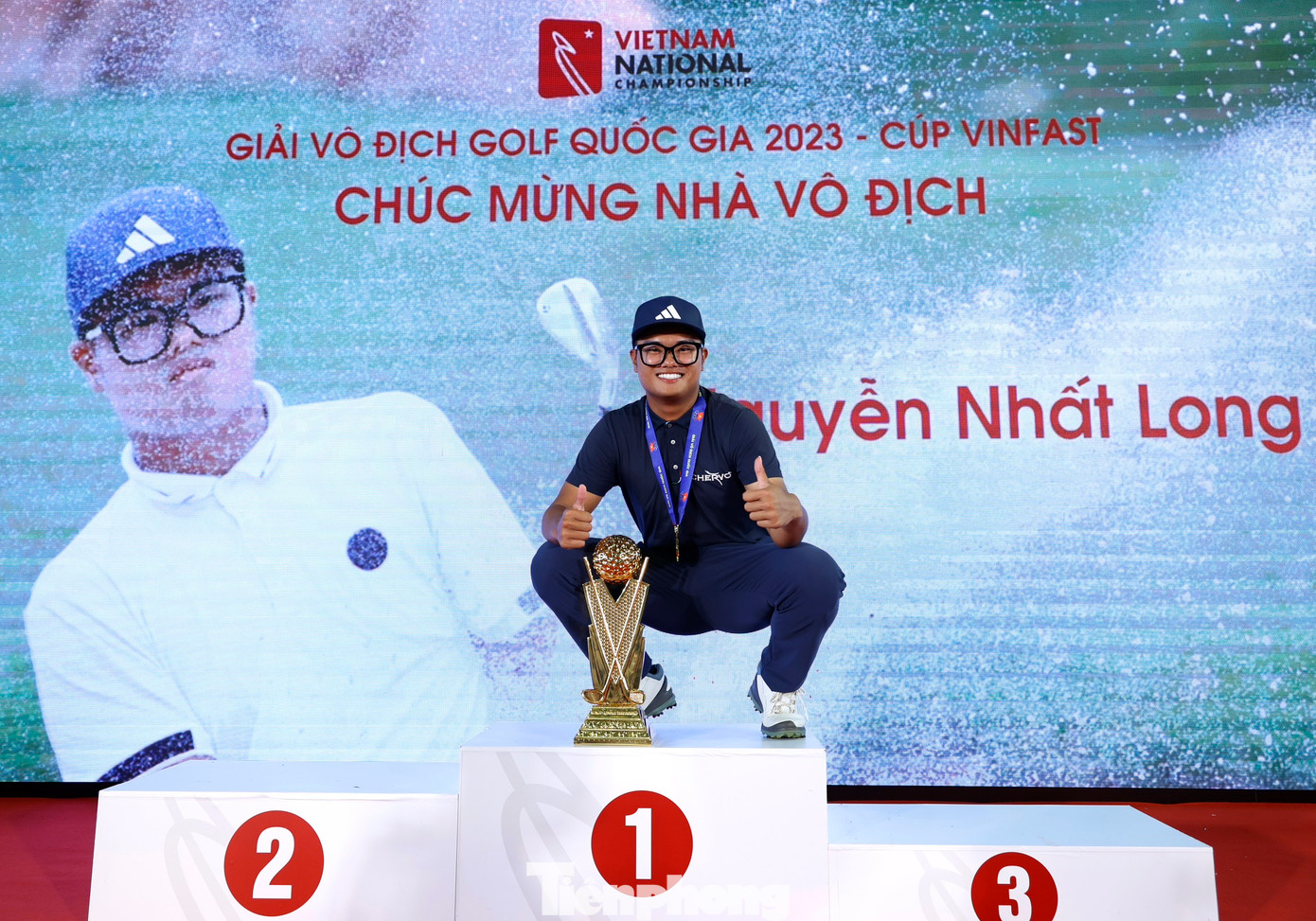 Nguyễn Nhất Long nói rằng chiếc Cúp VinFast là niềm tự hào của anh. Nguyễn Nhất Long nói rằng chiếc Cúp VinFast là niềm tự hào của anh.