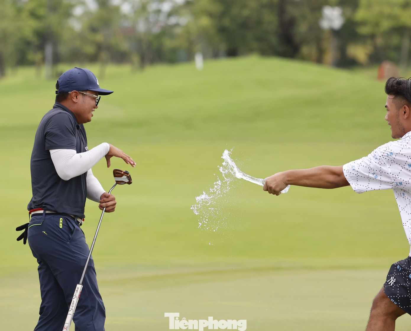 Phút vỡ òa cảm xúc của Nhất Long khi cán đích với điểm -4, ít hơn Anh Minh 1 gậy. Phút vỡ òa cảm xúc của Nhất Long khi cán đích với điểm -4, ít hơn Anh Minh 1 gậy.