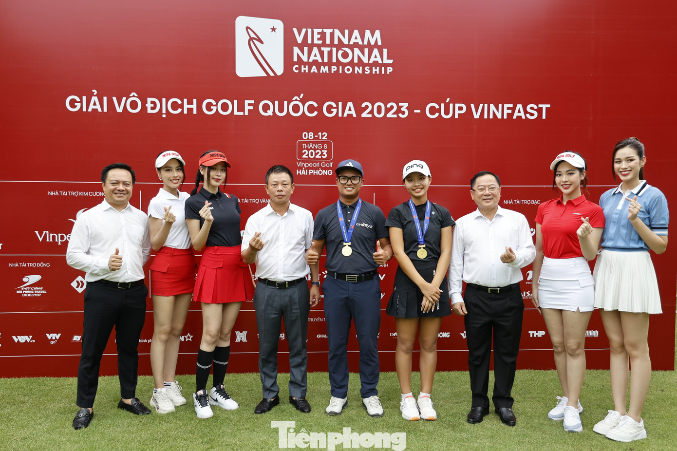 Nhà báo Lê Xuân Sơn - Tổng Biên tập báo Tiền Phong, đồng Trưởng ban Tổ chức, nhà báo Phùng Công Sưởng - Phó Tổng Biên tập báo Tiền Phong, Phó trưởng ban Thường trực Ban Tổ chức cùng các Hoa hậu, Người đẹp Việt Nam bên cạnh nhà vô địch Nguyễn Nhất Long. Nhà báo Lê Xuân Sơn - Tổng Biên tập báo Tiền Phong, đồng Trưởng ban Tổ chức, nhà báo Phùng Công Sưởng - Phó Tổng Biên tập báo Tiền Phong, Phó trưởng ban Thường trực Ban Tổ chức cùng các Hoa hậu, Người đẹp Việt Nam bên cạnh nhà vô địch Nguyễn Nhất Long.