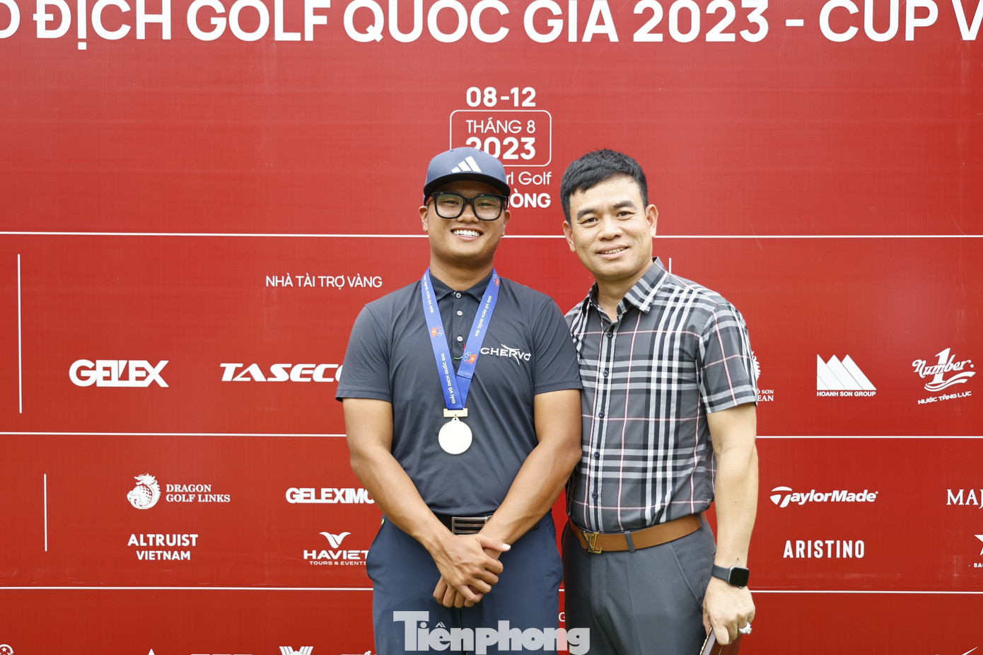 Nguyễn Nhất Long cùng Ban Tổ chức Giải Vô địch Golf Quốc gia năm 2023 - Cúp VinFast và các nhà tài trợ của giải đấu. Nguyễn Nhất Long cùng Ban Tổ chức Giải Vô địch Golf Quốc gia năm 2023 - Cúp VinFast và các nhà tài trợ của giải đấu.