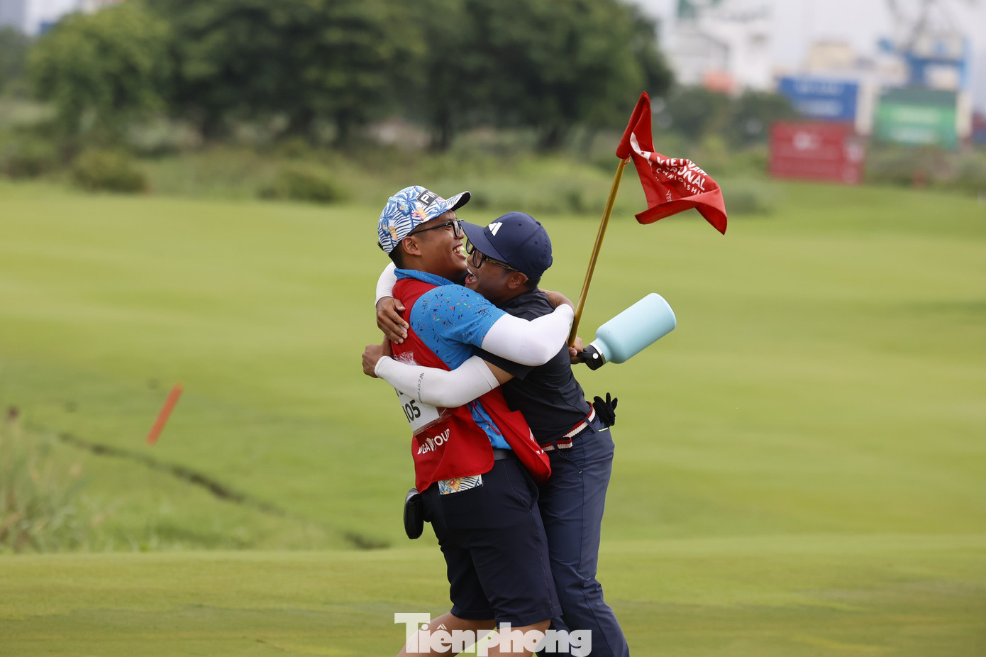 Phút vỡ òa cảm xúc của Nhất Long khi cán đích với điểm -4, ít hơn Anh Minh 1 gậy. Phút vỡ òa cảm xúc của Nhất Long khi cán đích với điểm -4, ít hơn Anh Minh 1 gậy.