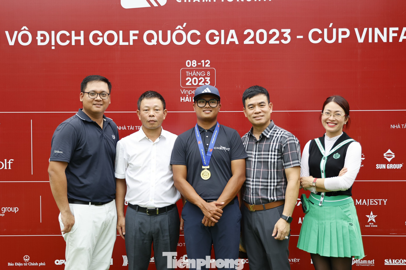 Nguyễn Nhất Long cùng Ban Tổ chức Giải Vô địch Golf Quốc gia năm 2023 - Cúp VinFast và các nhà tài trợ của giải đấu. Nguyễn Nhất Long cùng Ban Tổ chức Giải Vô địch Golf Quốc gia năm 2023 - Cúp VinFast và các nhà tài trợ của giải đấu.