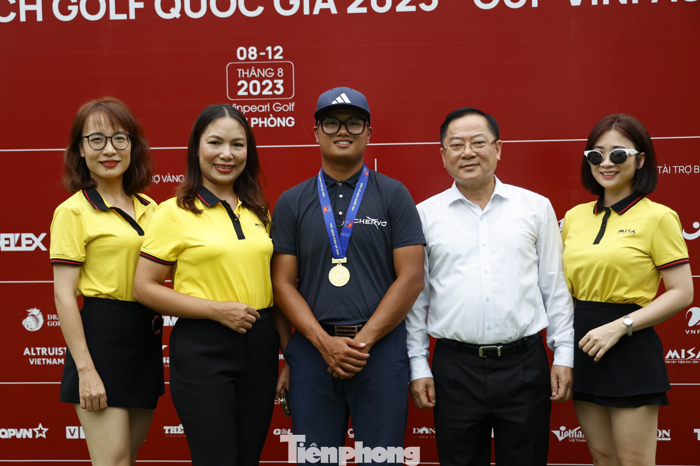 Nhà báo Lê Xuân Sơn - Tổng Biên tập báo Tiền Phong, đồng Trưởng ban Tổ chức Giải Vô địch Golf Quốc gia năm 2023 - Cúp VinFast và nhà vô địch Nguyễn Nhất Long. Nhà báo Lê Xuân Sơn - Tổng Biên tập báo Tiền Phong, đồng Trưởng ban Tổ chức Giải Vô địch Golf Quốc gia năm 2023 - Cúp VinFast và nhà vô địch Nguyễn Nhất Long.